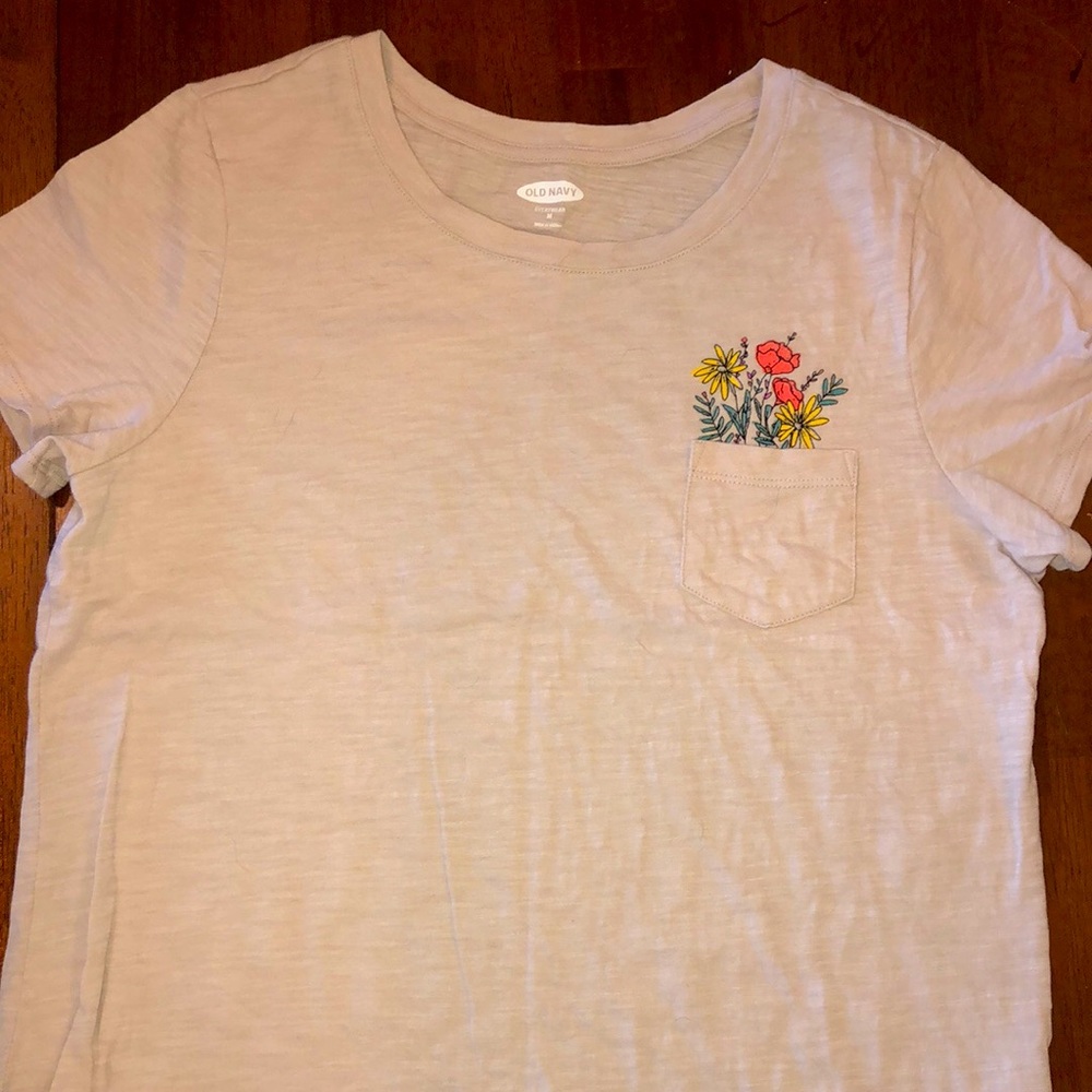 Old Navy springtime pocket tee, size medium